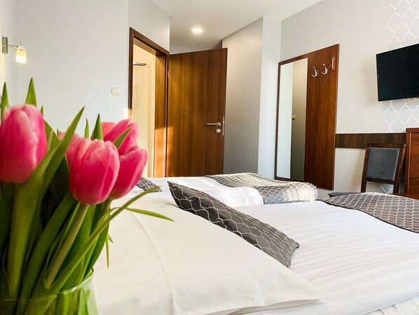 Business Twin Room, 1 Bedroom | Desk, iron/ironing board, free WiFi, bed sheets - Hotel Fero Express (Kraków)