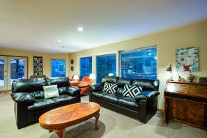 Villa (3 Bedrooms) | Living room | Fireplace, DVD player - 29SL - Hot Tub - Sauna - BBQ - Shuffle Board - Sleeps 11 (Deming)