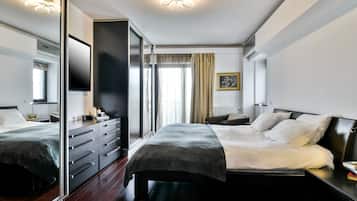 Luxury Apartment, 2 Bedrooms | Iron/ironing board, free cribs/infant beds, free WiFi, bed sheets