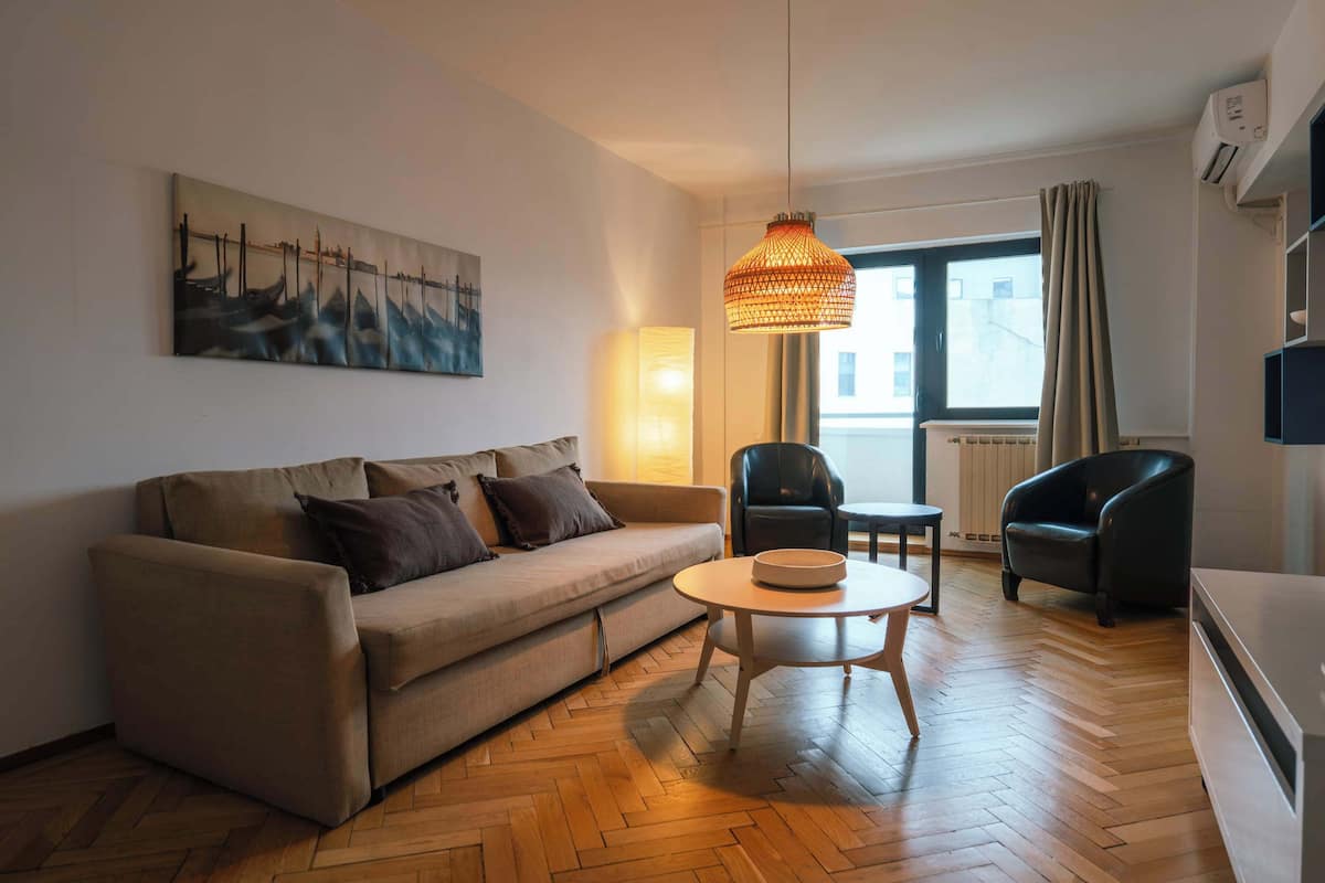 Lejlighed - 1 soveværelse (1BR) | Opholdsområde | Fladskærms-tv