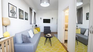 Studio | Living area | Flat-screen TV