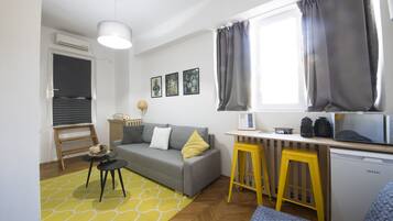 Studio | Living area | Flat-screen TV