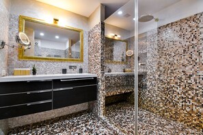 Căn hộ Cao cấp, 2 phòng ngủ | Phòng tắm | Buồng tắm vòi sen, máy sấy tóc, khăn tắm, giấy vệ sinh 