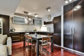 Luxury-Apartment, 2 Schlafzimmer | Eigene Küche | Kühlschrank, Ofen, Herdplatte, Wasserkocher mit Kaffee-/Teezubehör