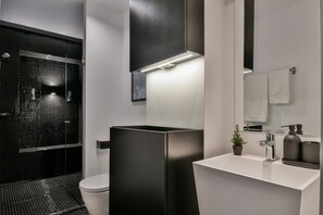 Family Apartment | Bathroom | Shower, hair dryer, towels, soap - Unirii Center Apartments by Olala Homes (Bucharest)