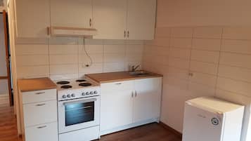 Täysikokoinen jääkaappi, mikroaaltouuni, liesi, espressokone