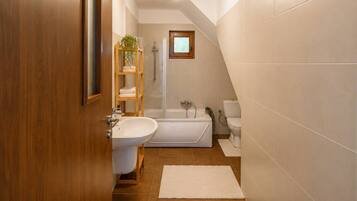 Junior Apartment | Bathroom | Shower, hair dryer, towels, soap