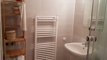 Suihku, hiustenkuivaaja, pyyhkeet, saippua