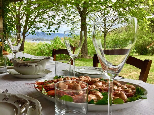 A table set outdoors with a view of greenery and mountains. - Villa del Lago (Barberino di Mugello)
