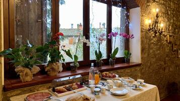 Tägliches inbegriffenes kontinentales Frühstück