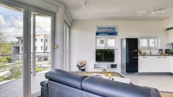 Appartement, 2 chambres, balcon (A) | Coin séjour | Télévision à écran plat