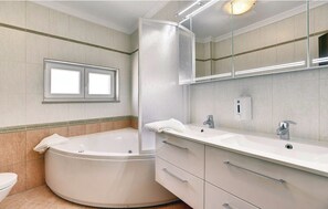 Apartment, 2 Schlafzimmer, Balkon (A) | Badezimmer | Badewanne und Dusche (separat), Haartrockner, Handtücher, Seife