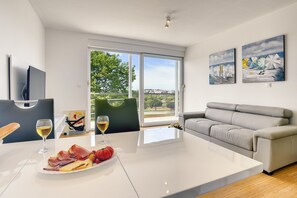 Apartment, Balkon (C) | Wohnbereich | Flachbildfernseher