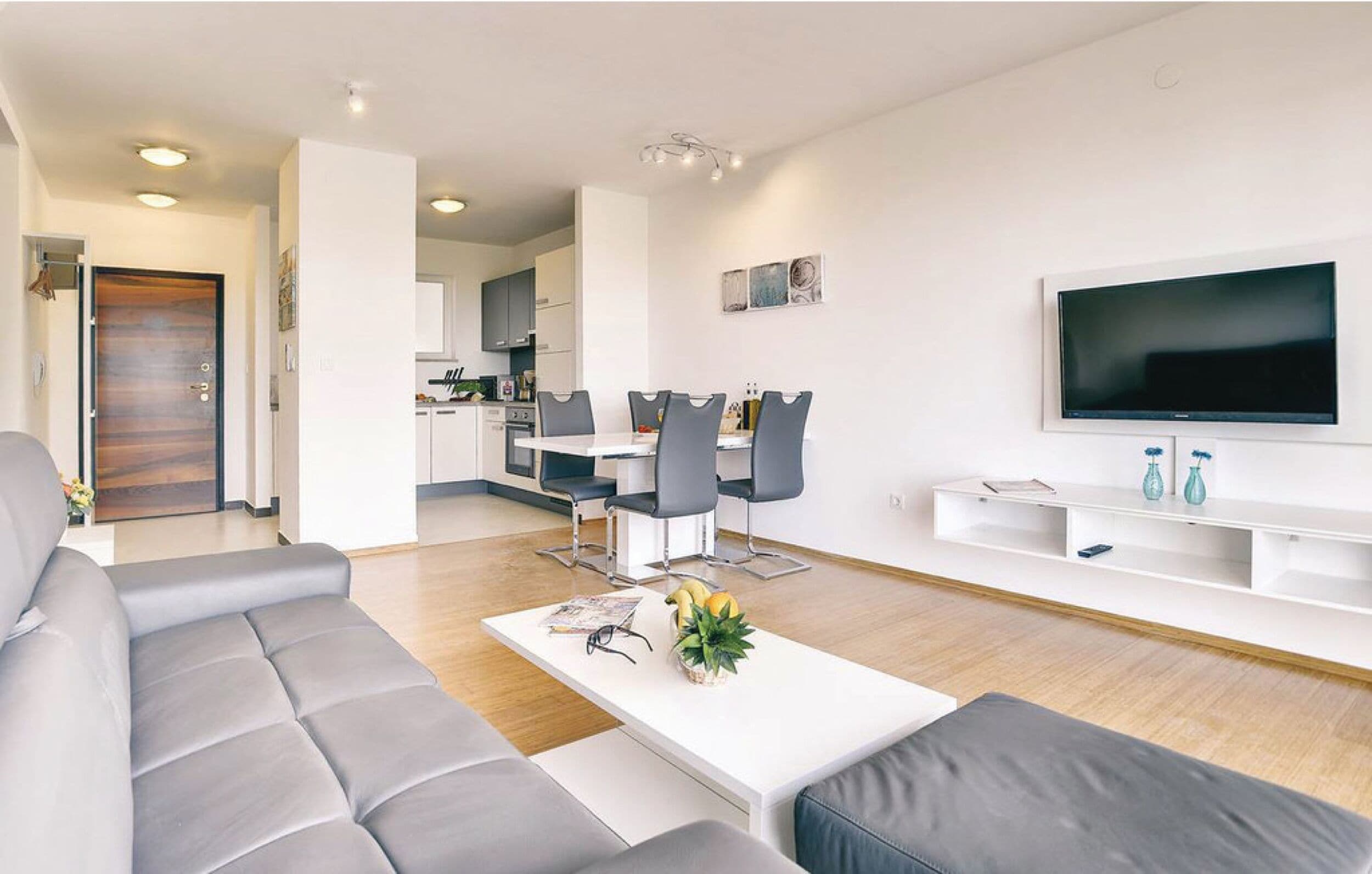 Leilighet – comfort, balkong (B2) | Oppholdsområde | Flatskjerm-TV