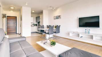 Leilighet – comfort, balkong (B2) | Oppholdsområde | Flatskjerm-TV