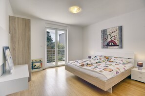 Apartment, Balkon (C) | Zimmersafe, schallisolierte Zimmer, Bügeleisen/Bügelbrett