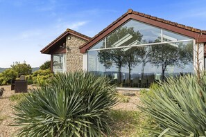 Exterior - A large group retreat that sleeps 16 guests in 4 bedrooms (Chew Stoke)