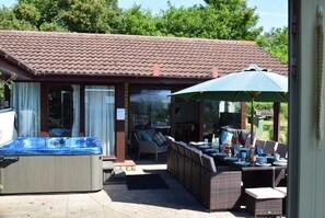 Outdoor dining - A large group retreat that sleeps 16 guests in 4 bedrooms (Chew Stoke)