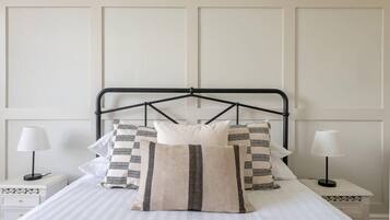 6 bedrooms, premium bedding, iron/ironing board, Internet