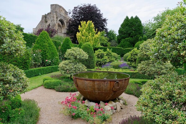 Property grounds - Cotswold Manor House - Group Accommodation in The Cotswolds (Badminton)