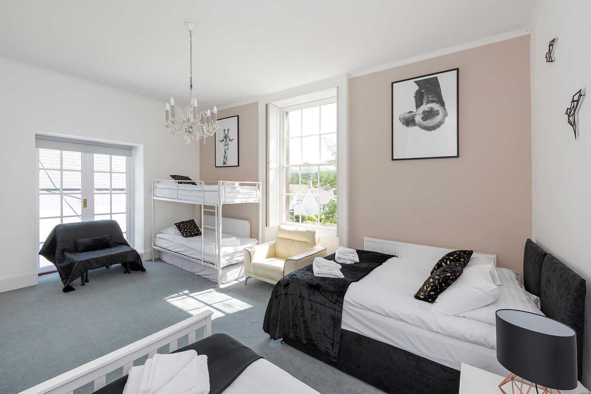 6 bedrooms, premium bedding, iron/ironing board, internet