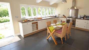 冰箱、微波炉、烤箱、炉灶