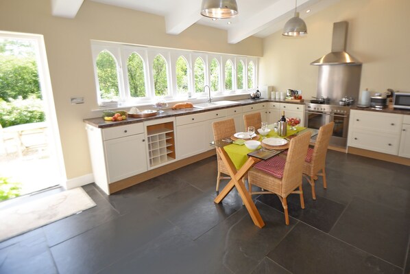 Fridge, microwave, oven, stovetop - Luxurious cottage in 70 acres with private lake, fantastic views and walks (South Molton)