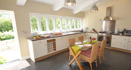 Luxurious cottage in 70 acres with private lake, fantastic views and walks