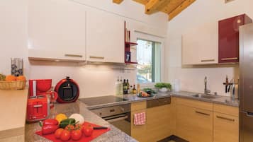 Villa Deluxe (Aida) | Cocina privada | Refrigerador, horno, parrilla de estufa y cafetera y tetera