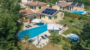 Ein Wohnhaus mit Schwimmbad, Solaranlage und Whirlpool.