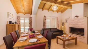 Deluxe Villa (Aida) | In-room dining