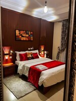 Decoración personalizada, muebles diferentes y cortinas blackout 