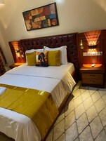 Suite superior, 1 habitación, balcón, vistas a la ciudad | Decoración individual, mobiliario individual, cortinas opacas