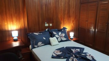 Decoración personalizada, muebles diferentes y cortinas blackout 