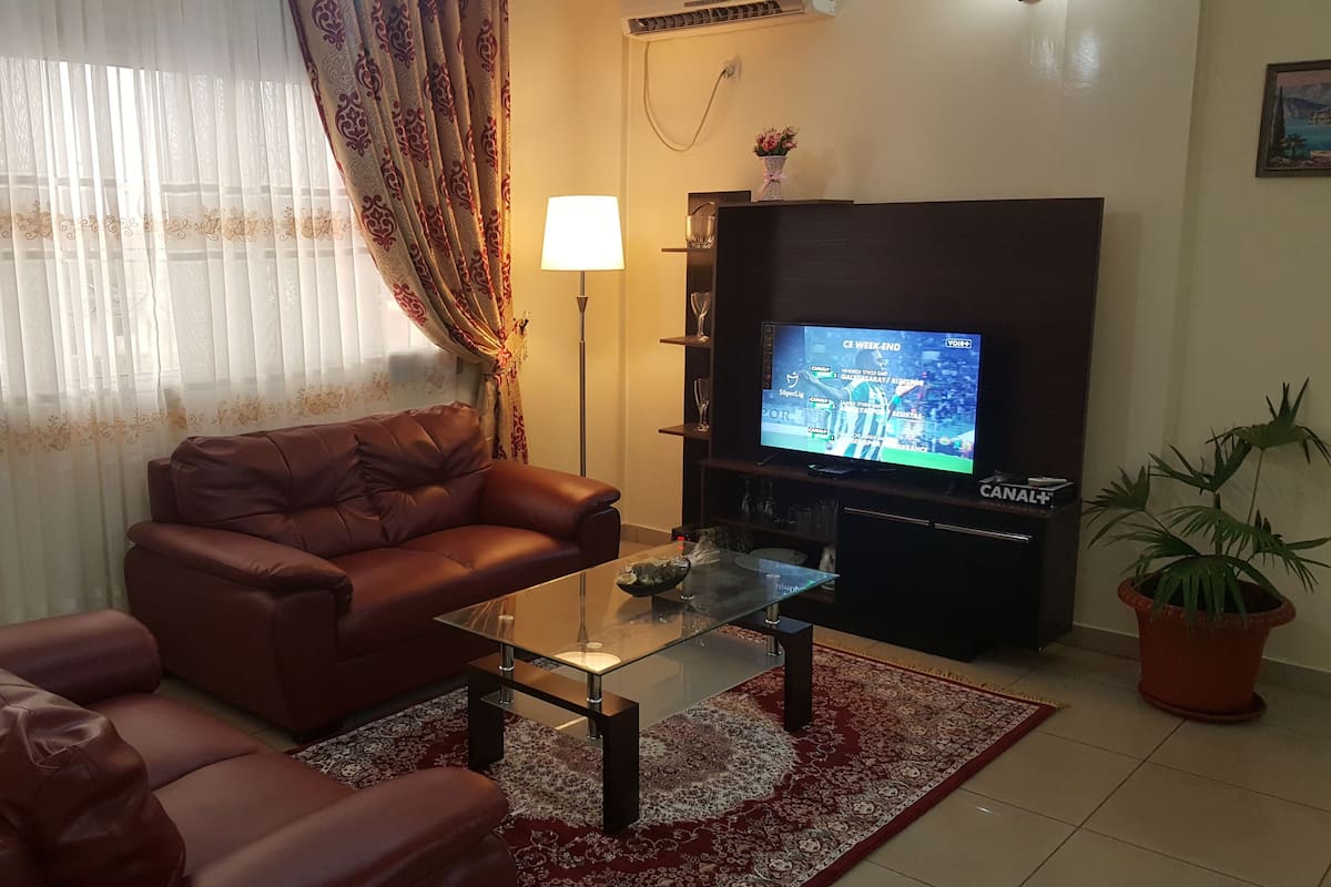 Departamento Deluxe, 2 habitaciones, 2 baños, vista a la ciudad | Sala de estar | Televisión de pantalla plana