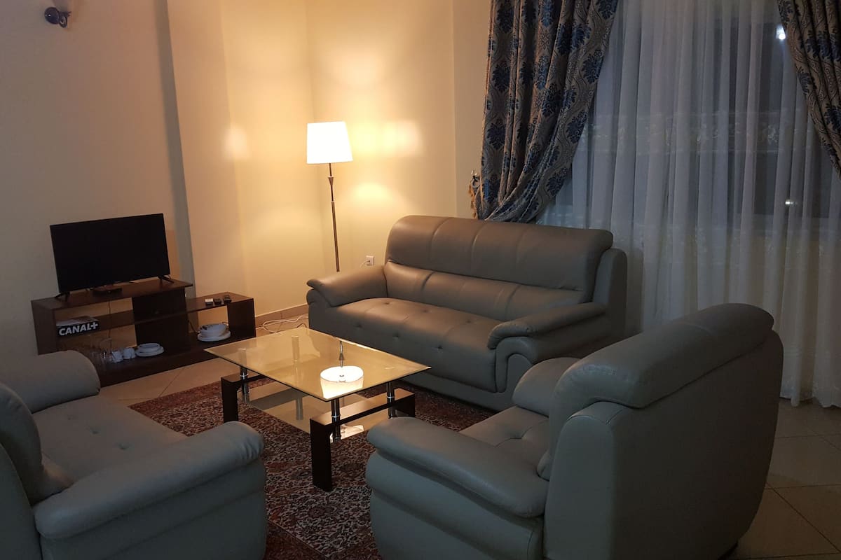Suite ejecutiva, 1 habitación, balcón, vista a la ciudad | Sala de estar | Televisión de pantalla plana