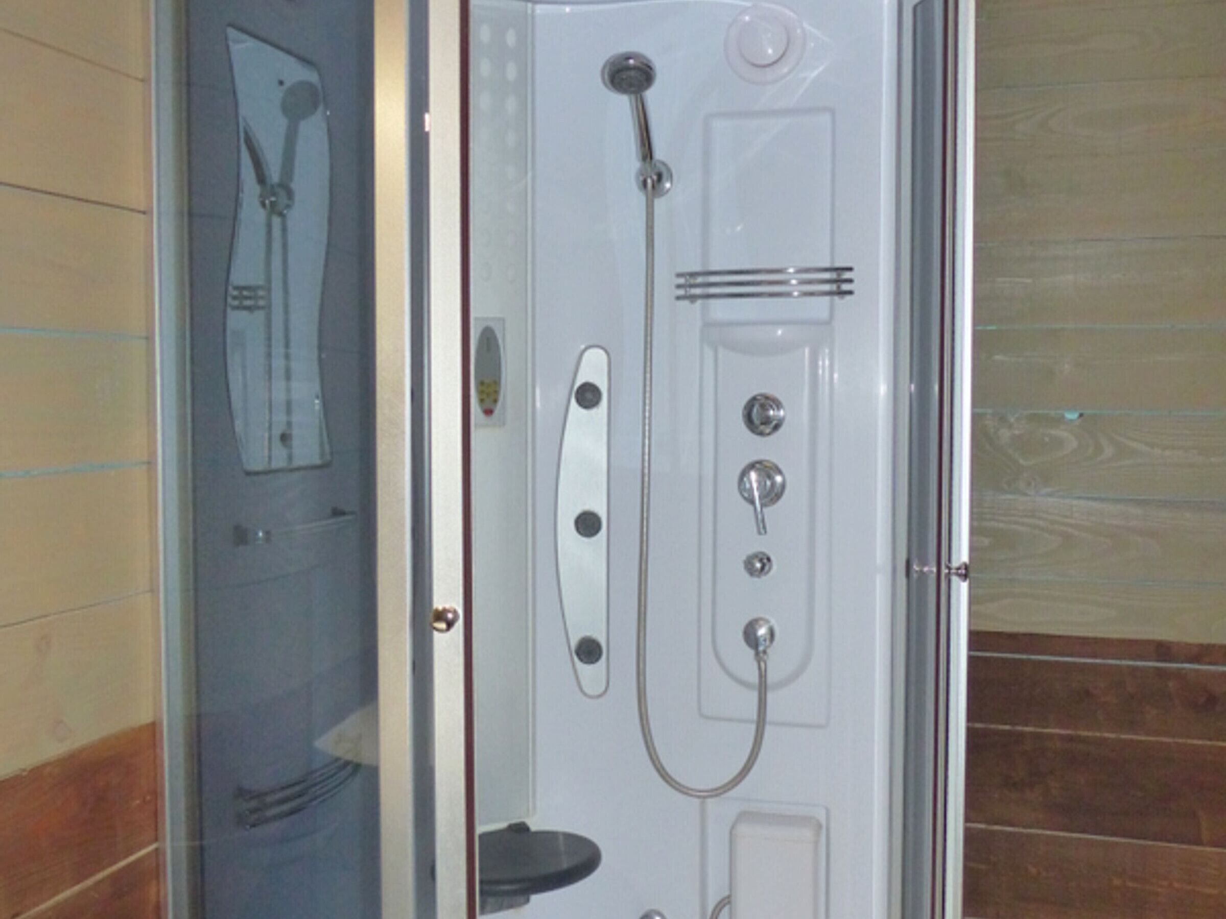 Een haardroger, handdoeken