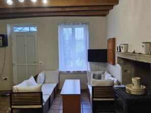 Flachbildfernseher, Kamin, Tischtennisplatte