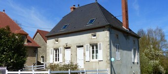 Renovated farmhouse with garden, pets allowed