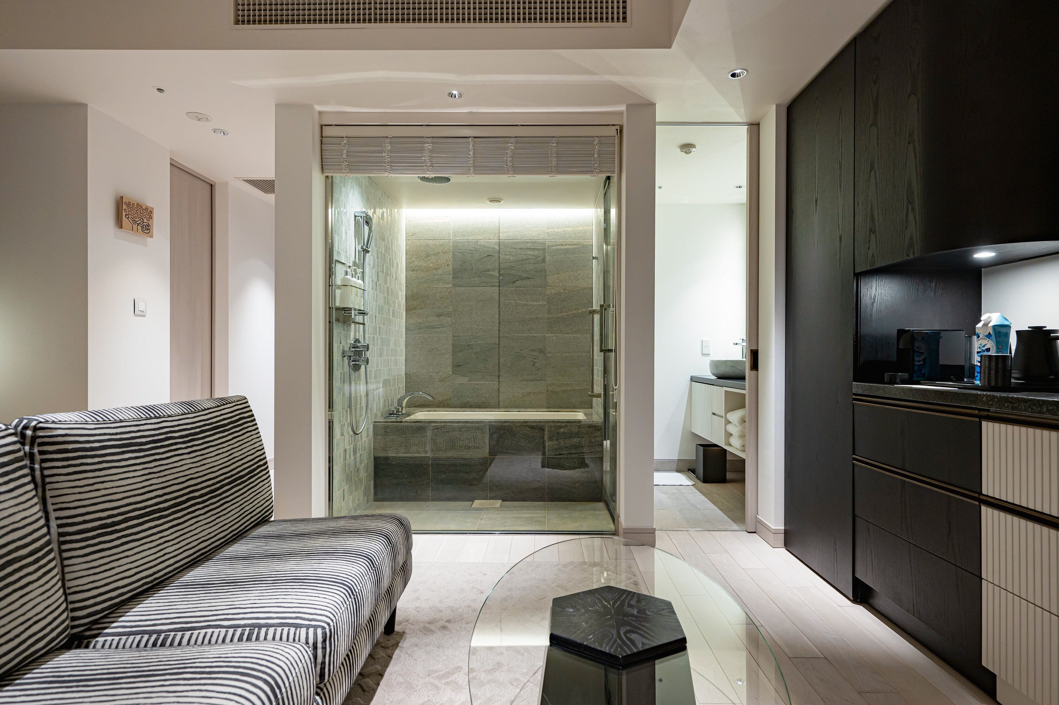 1 bedroom, premium bedding, down duvets, minibar