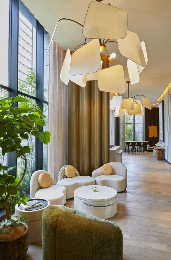 Lobby sitting area - Kimpton Shinjuku Tokyo by IHG (Tokyo)