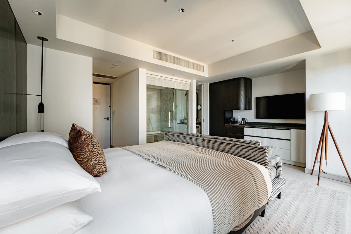 Premium bedding, down comforters, minibar, in-room safe