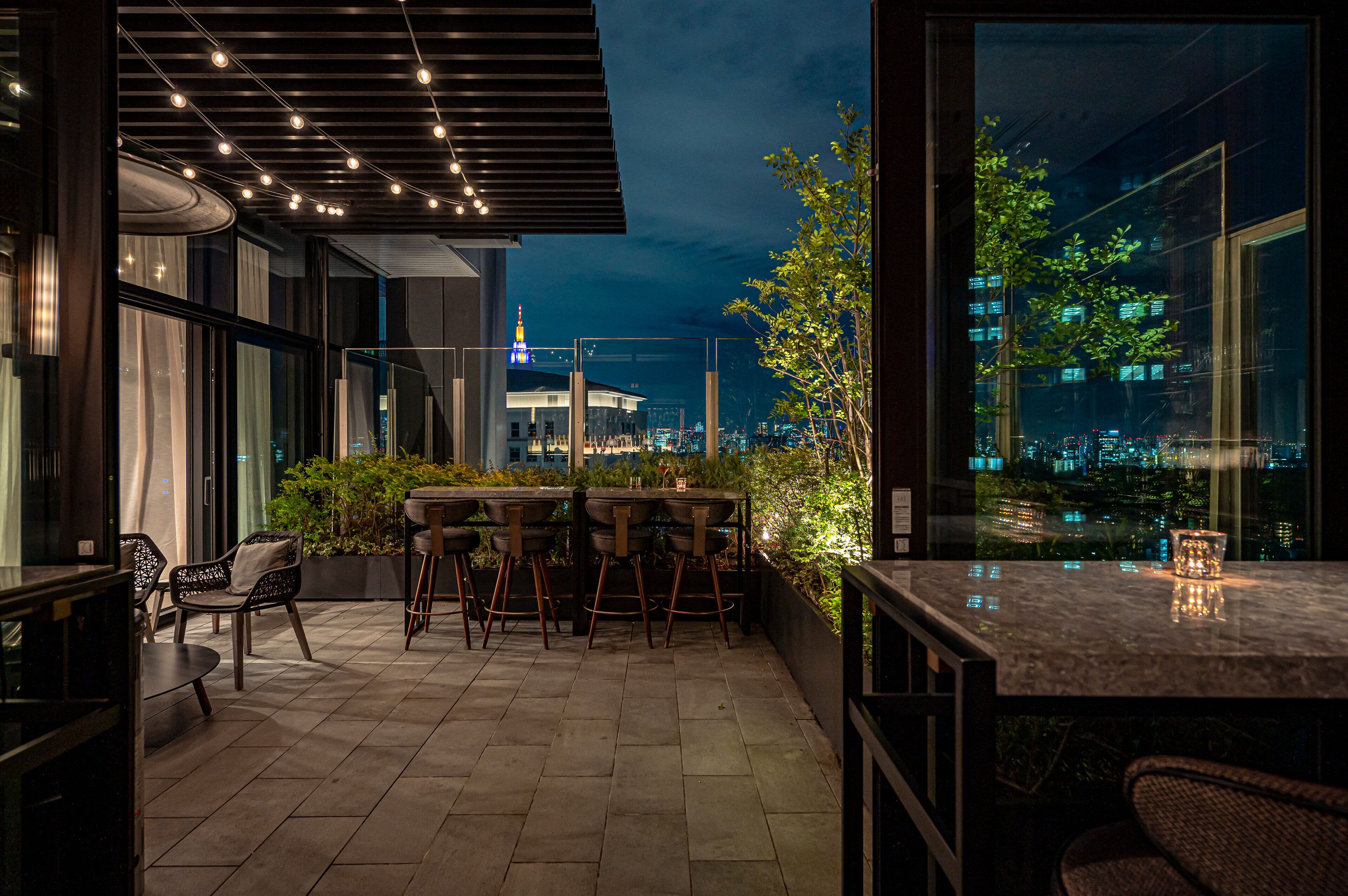 rooftop bar, al fresco dining, open daily