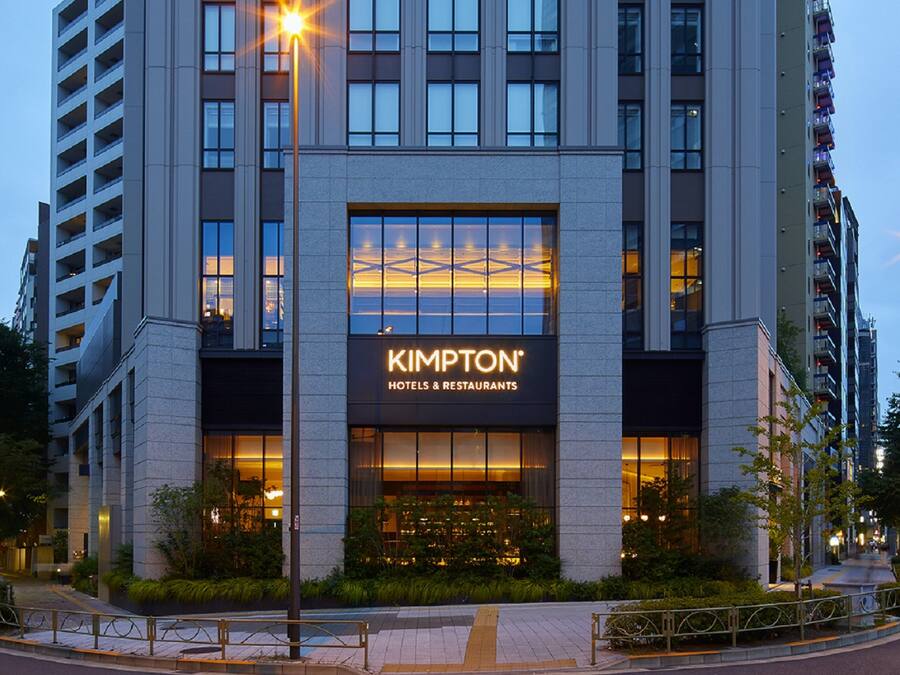 Un moderno edificio de hotel con un letrero llamativo que dice 'KIMPTON HOTELS & RESTAURANTS'.
