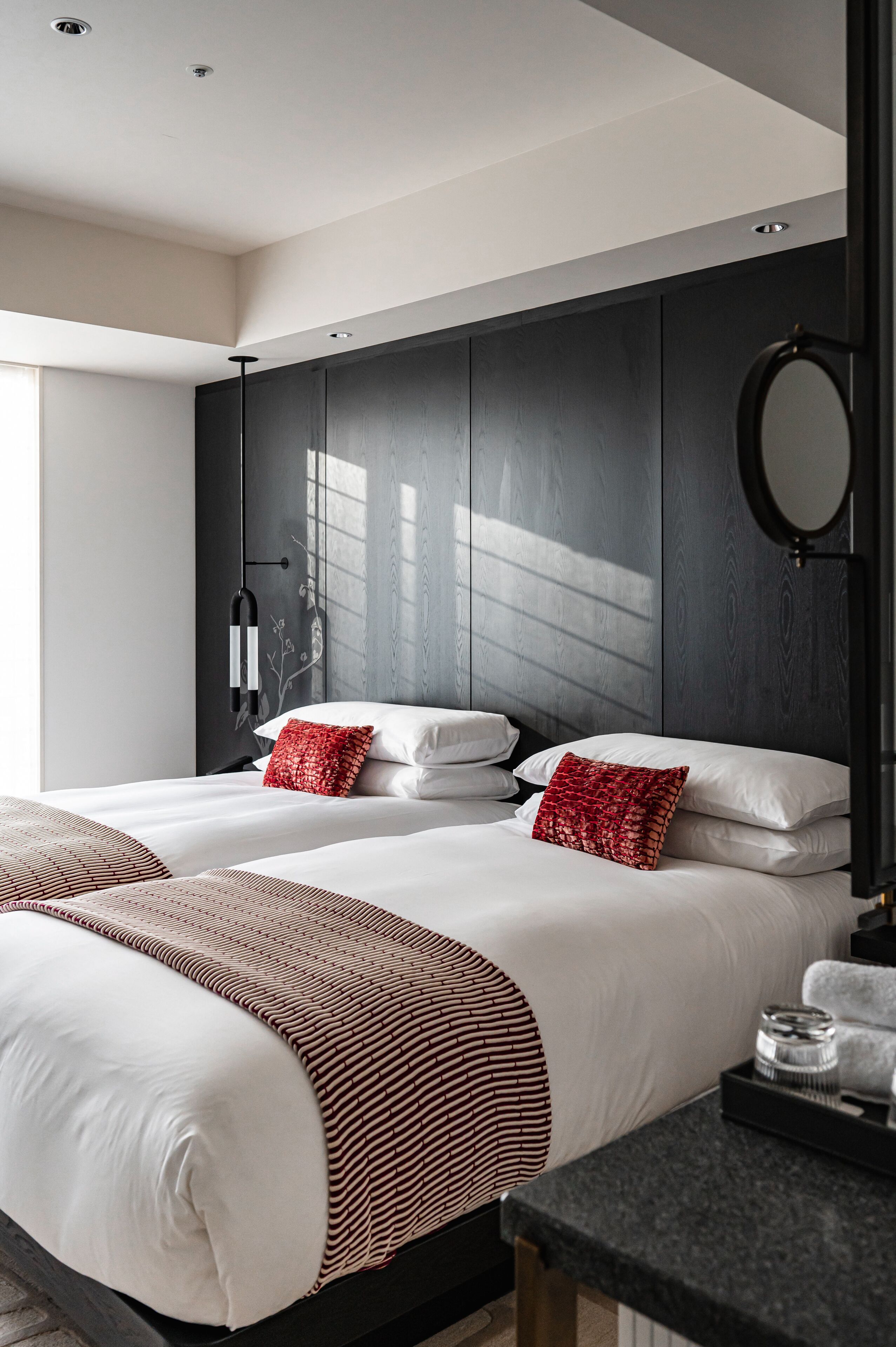 Sengetøy av topp kvalitet, dundyner, safe på rommet og blendingsgardiner