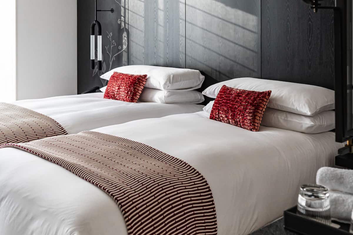 Sengetøy av topp kvalitet, dundyner, safe på rommet og blendingsgardiner