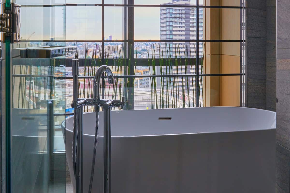 Deep-soaking bathtub