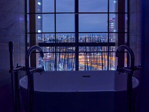 Premium bedding, down comforters, in-room safe, blackout drapes - Kimpton Shinjuku Tokyo by IHG (Tokyo)