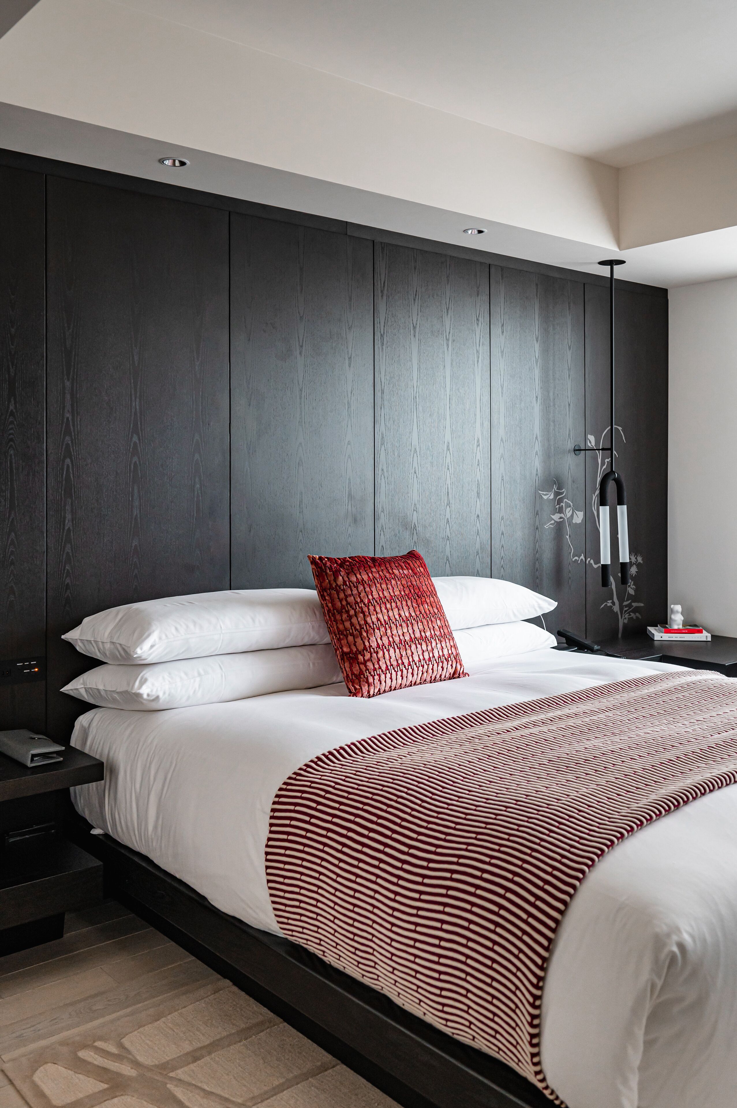 Sengetøy av topp kvalitet, dundyner, safe på rommet og blendingsgardiner