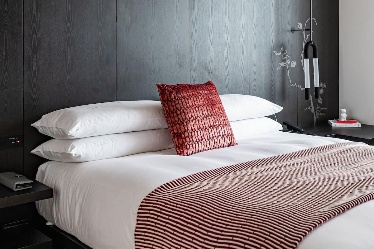 Sengetøy av topp kvalitet, dundyner, safe på rommet og blendingsgardiner